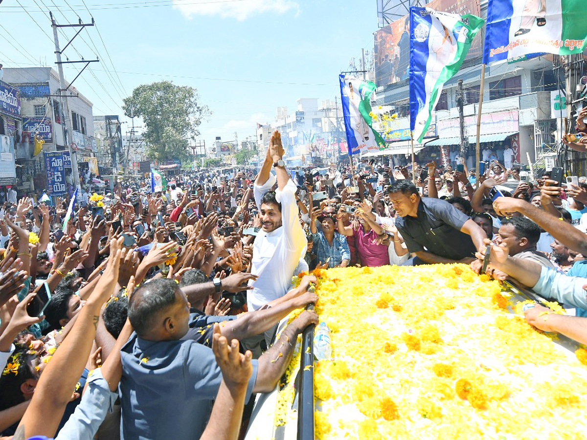YS_20Jagan_20Visits_20Guntur_20Eda_20Sambireddy_20House_20Photos_20_2817_29.jpg 17