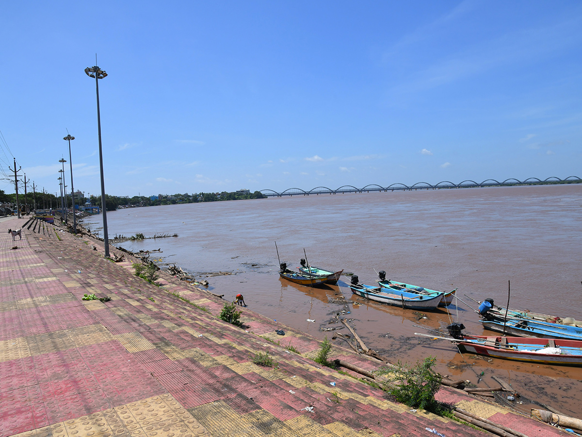 Heavy_20Flood_20Water_20To_20rajahmundry_20godavari_10.jpg 9