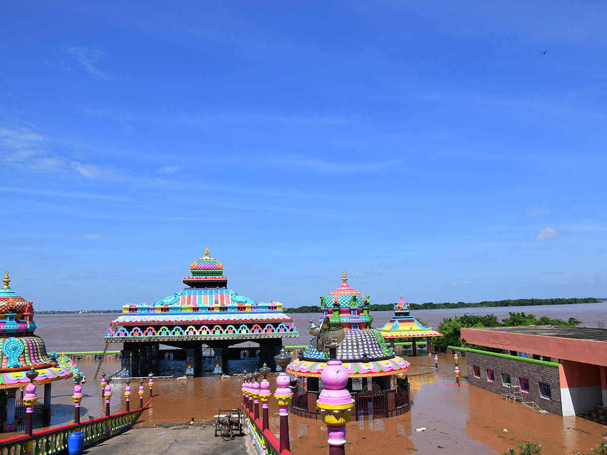 Heavy_20Flood_20Water_20To_20rajahmundry_20godavari_13.jpg 12