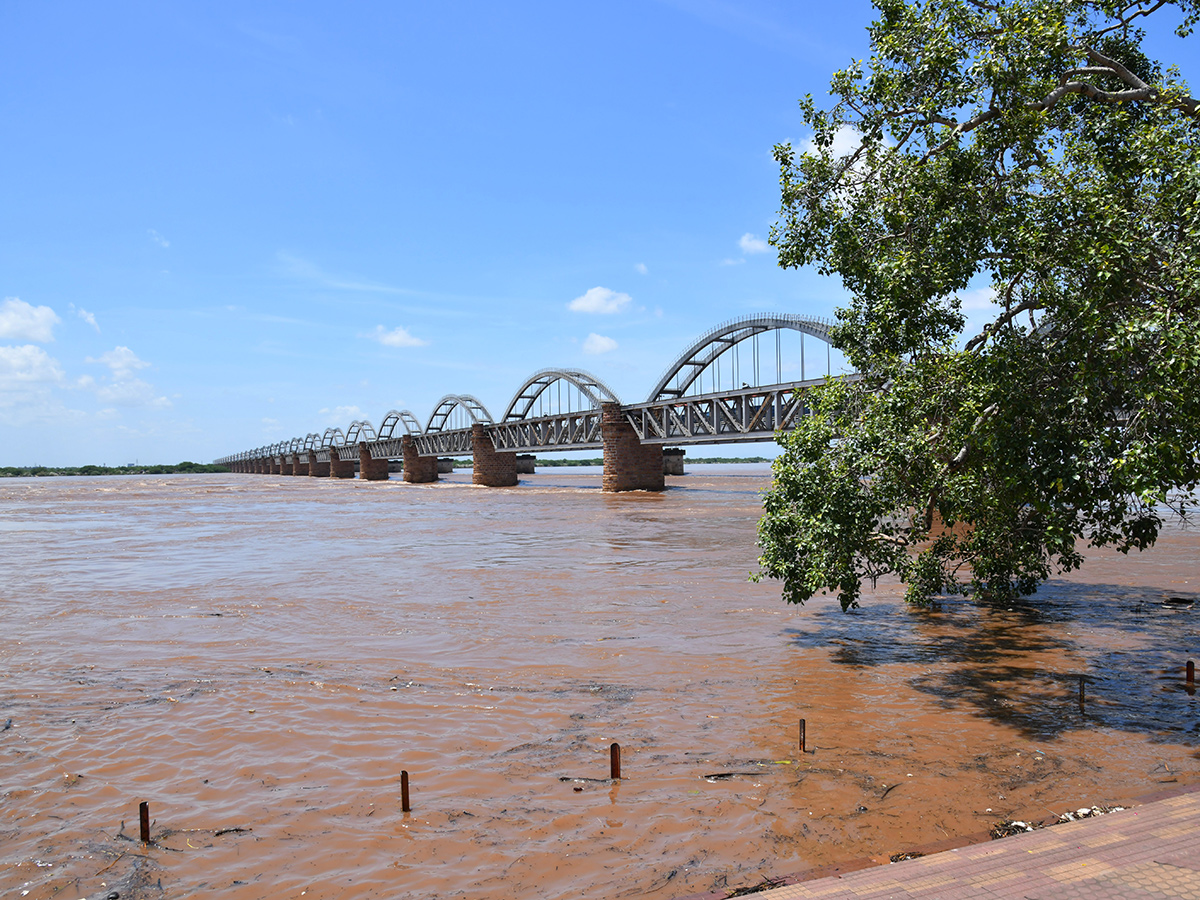 Heavy_20Flood_20Water_20To_20rajahmundry_20godavari_17.jpg 15