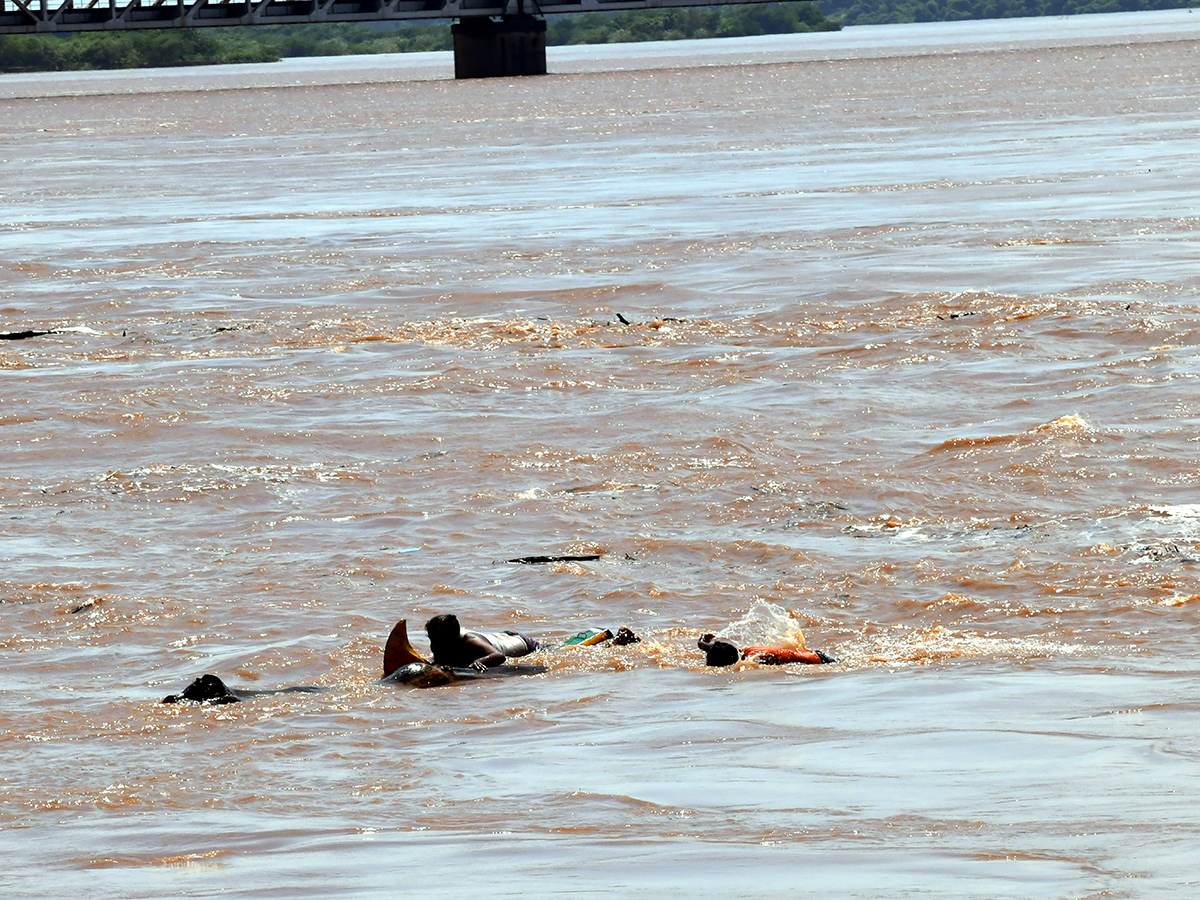 Heavy_20Flood_20Water_20To_20rajahmundry_20godavari_20.jpg 17