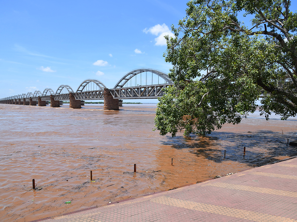 Heavy_20Flood_20Water_20To_20rajahmundry_20godavari_25.jpg 22