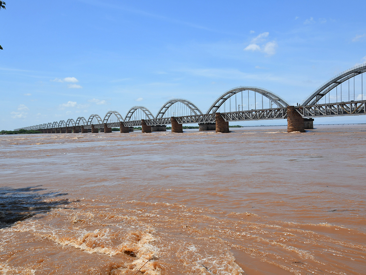 Heavy_20Flood_20Water_20To_20rajahmundry_20godavari_3.jpg 3