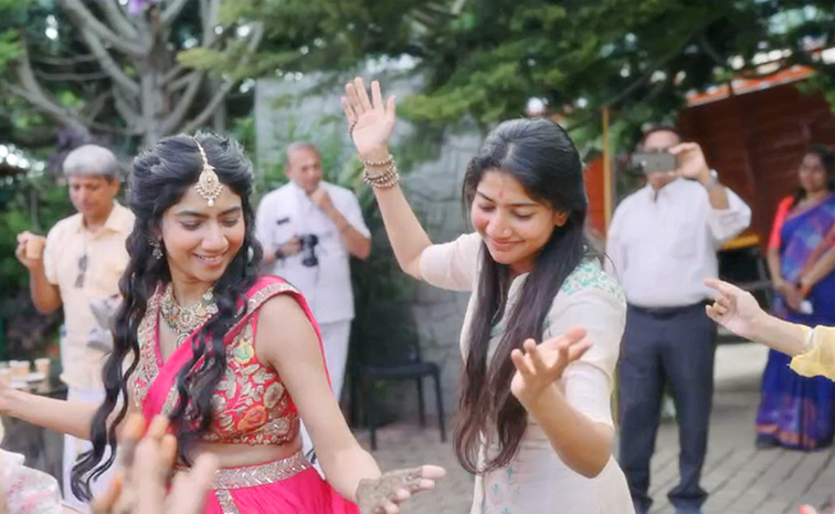 Heroine_20Sai_20Pallavi_20Prepared_20Up_20Mehndi_20Function_20To_20Sister_20Pooja_20Kannan_20Photos_20_2811_29.jpg 12