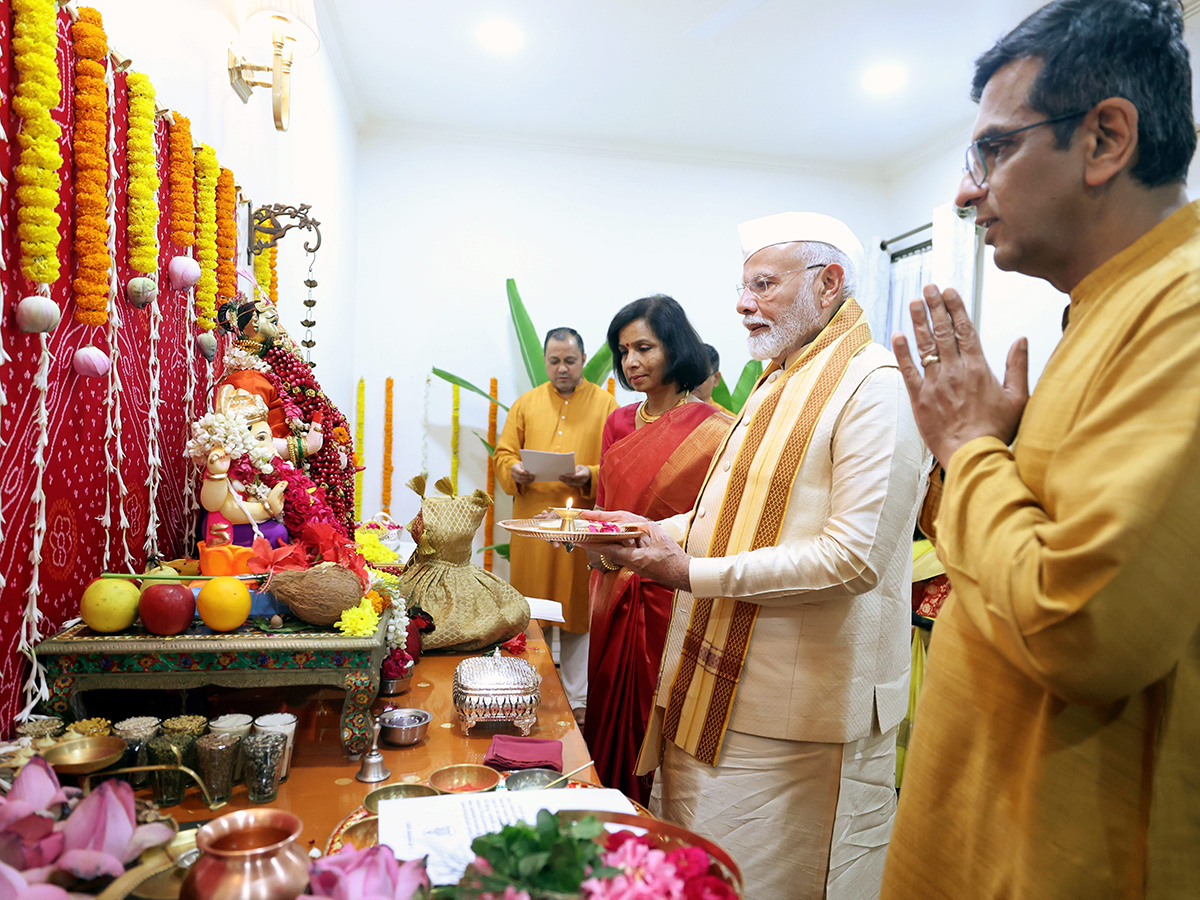 PM_20Modi_20participates_20in_20Ganpati_20Puja_20at_20CJI_20Chandrachud_20residence_20Photos_10.jpg 9