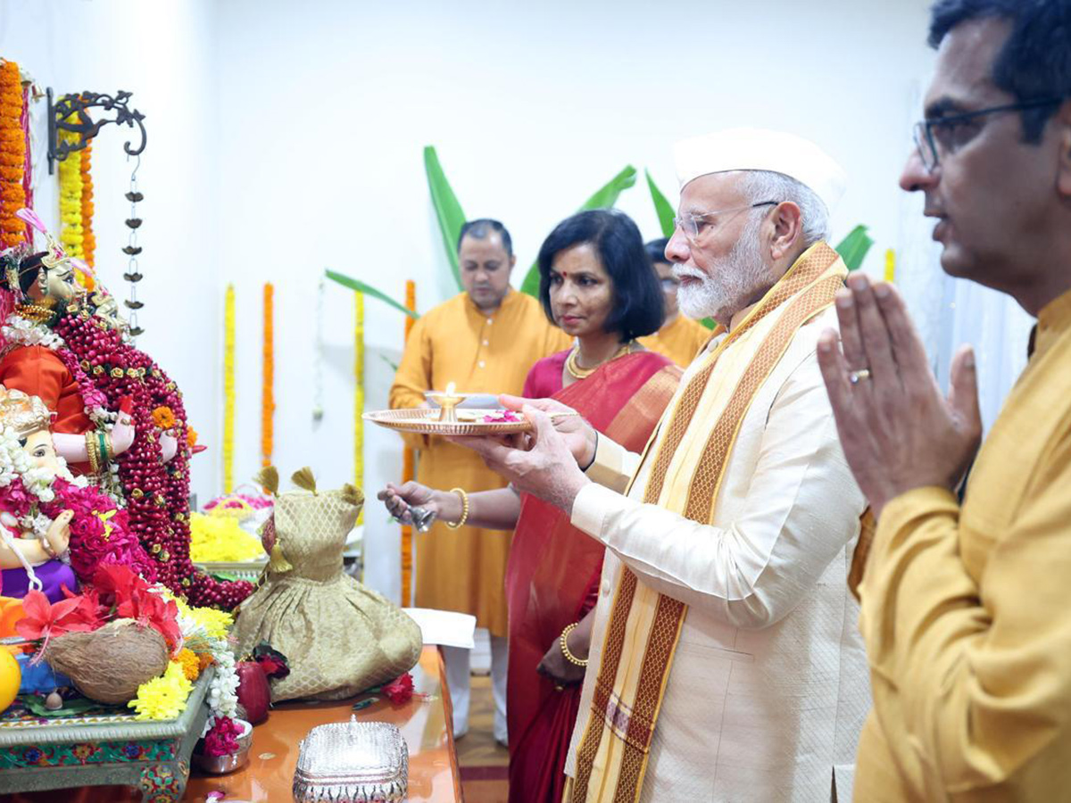 PM_20Modi_20participates_20in_20Ganpati_20Puja_20at_20CJI_20Chandrachud_20residence_20Photos_11.jpg 10