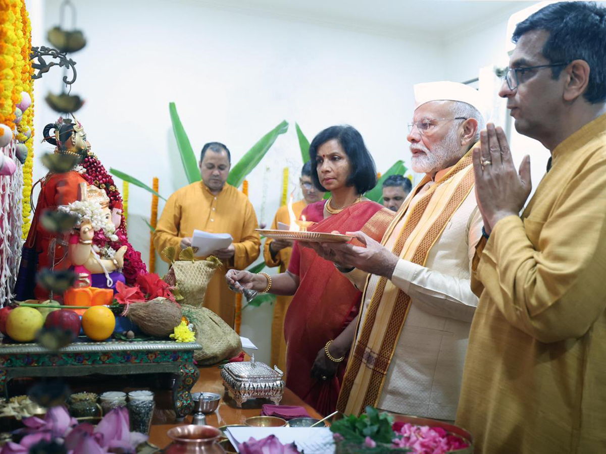 PM_20Modi_20participates_20in_20Ganpati_20Puja_20at_20CJI_20Chandrachud_20residence_20Photos_12.jpg 11