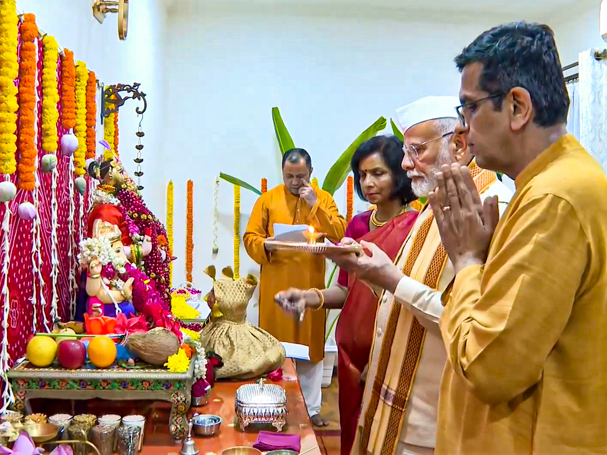 PM_20Modi_20participates_20in_20Ganpati_20Puja_20at_20CJI_20Chandrachud_20residence_20Photos_14.jpg 13