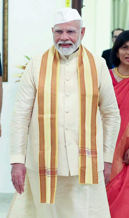 PM_20Modi_20participates_20in_20Ganpati_20Puja_20at_20CJI_20Chandrachud_20residence_20Photos_2.jpg 2