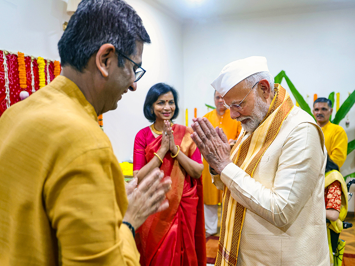 PM_20Modi_20participates_20in_20Ganpati_20Puja_20at_20CJI_20Chandrachud_20residence_20Photos_3.jpg 3