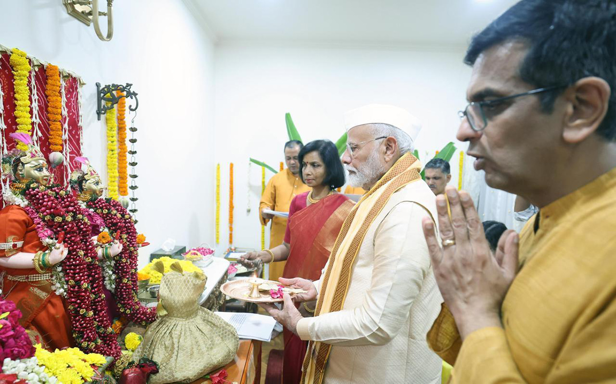 PM_20Modi_20participates_20in_20Ganpati_20Puja_20at_20CJI_20Chandrachud_20residence_20Photos_6.jpg 5