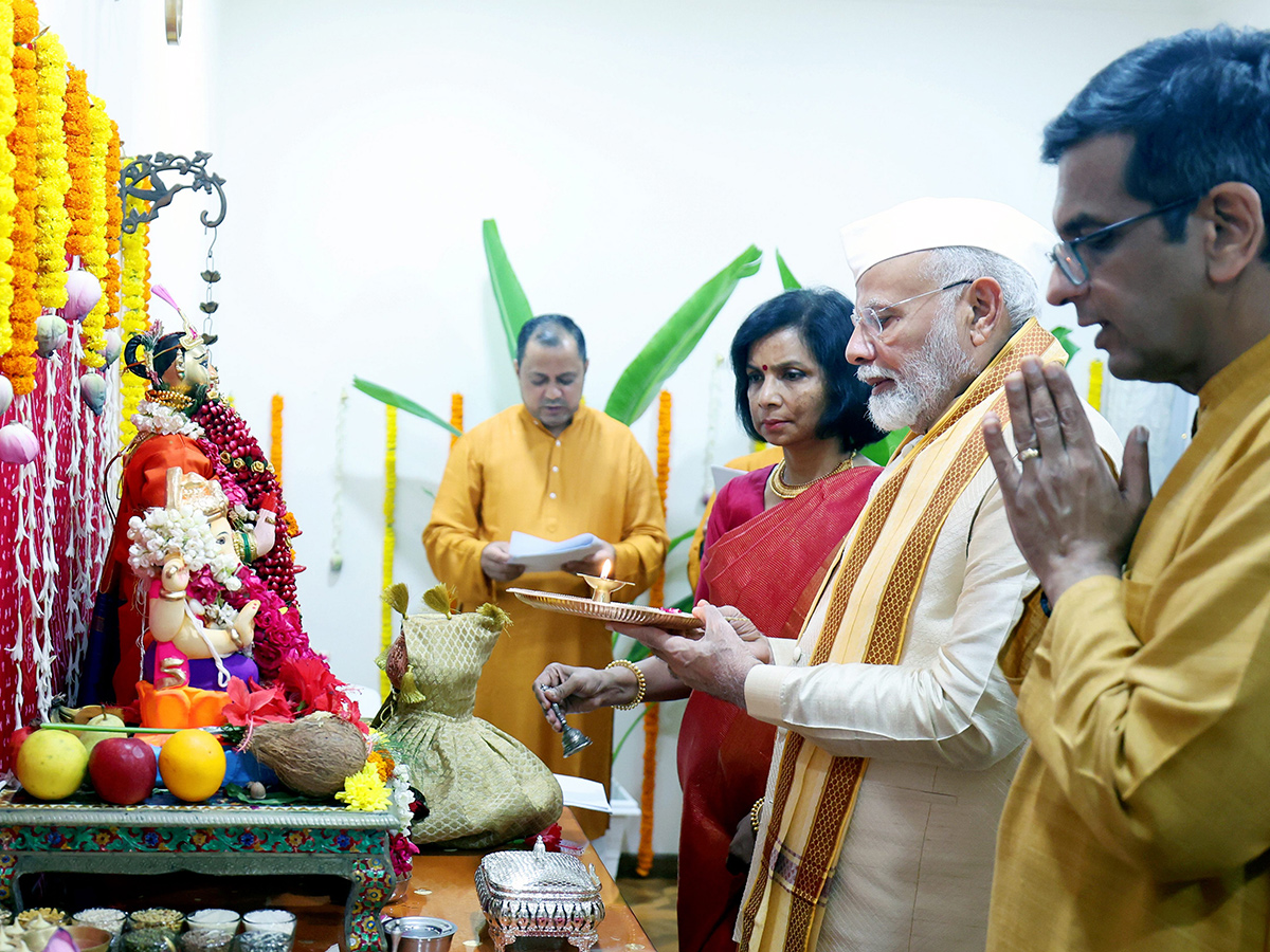 PM_20Modi_20participates_20in_20Ganpati_20Puja_20at_20CJI_20Chandrachud_20residence_20Photos_9.jpg 8