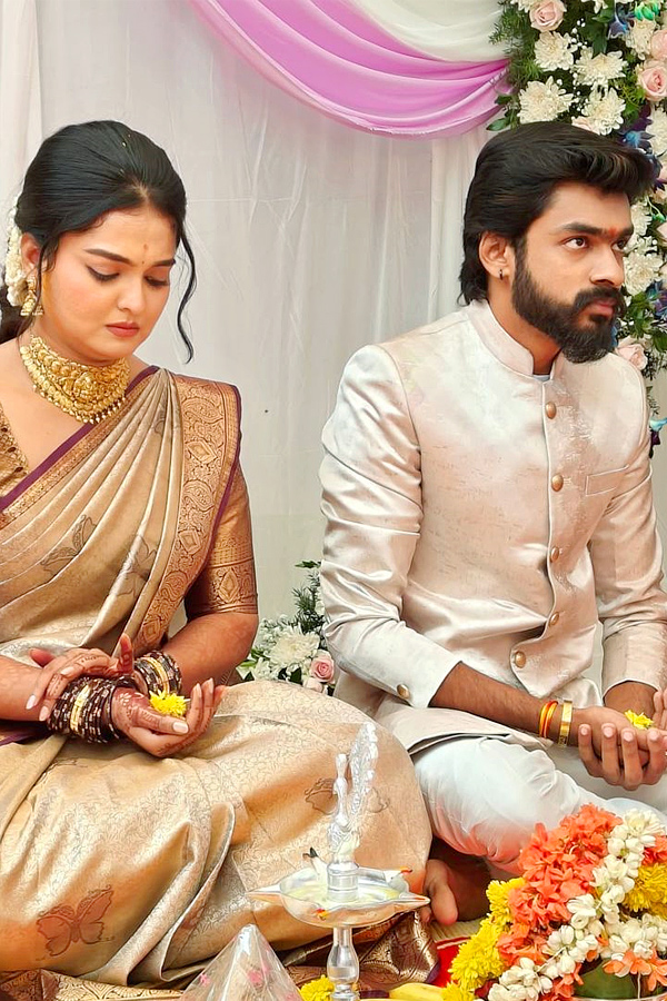 Prema_20Entha_20Madhuram_20serial_20Actress_20Varsha_20engagement_20Photos_20Viral_20_281_29.jpg 2