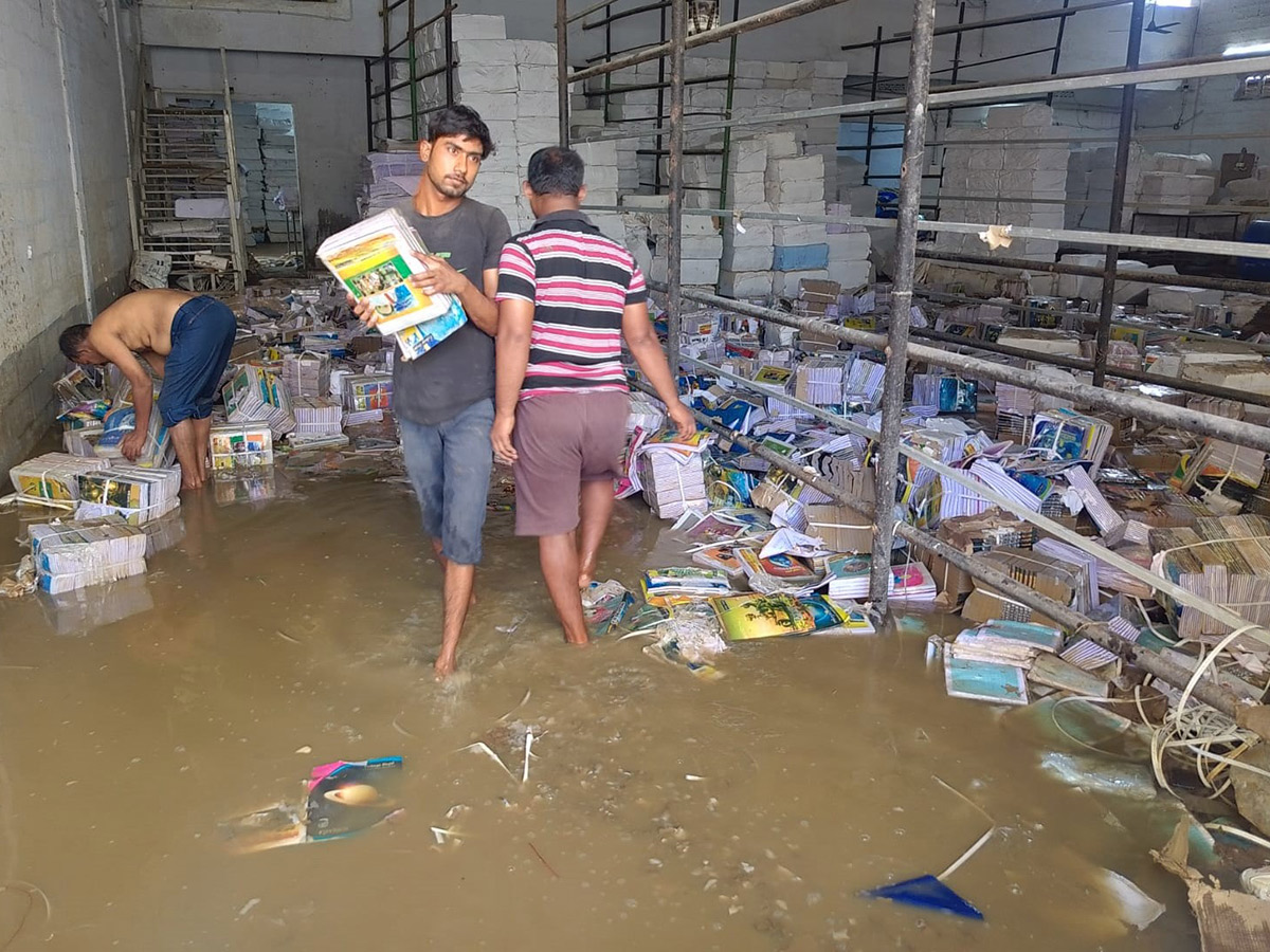 vijayawada_20floods_202024_20photos_20at_20sakshi_10.jpg 10