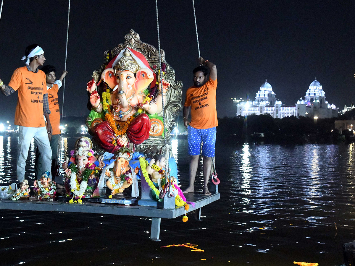 Ganesh_20Nimajjanam_202024_20in_20Telugu_20states__20_286_29.jpg 6
