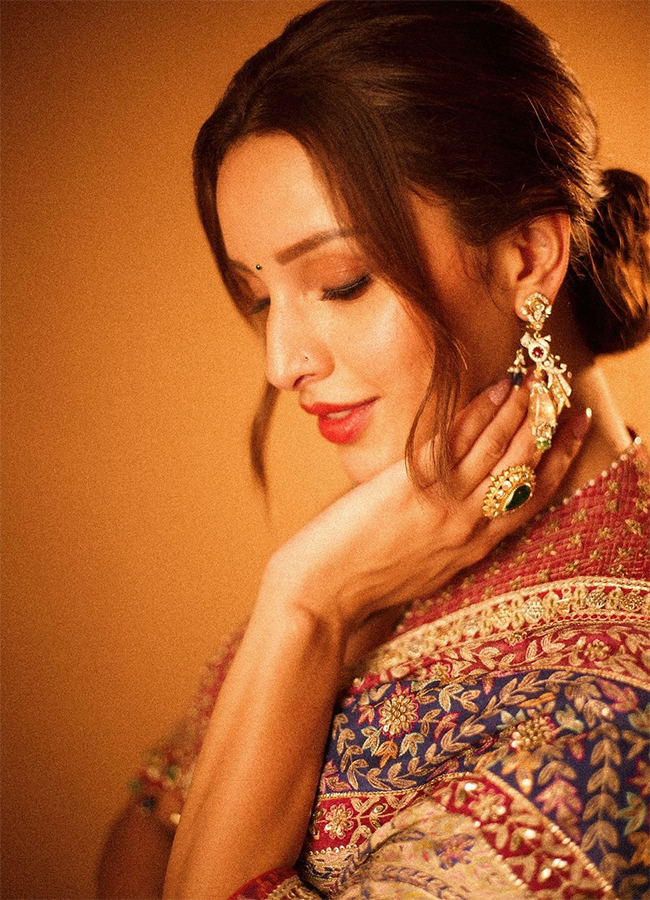 Tripti_20Dimri_20Retro_20Floral_20Saree_20_20Stunning_20Floral_20Saree_20Look__20_2814_29.jpg 15