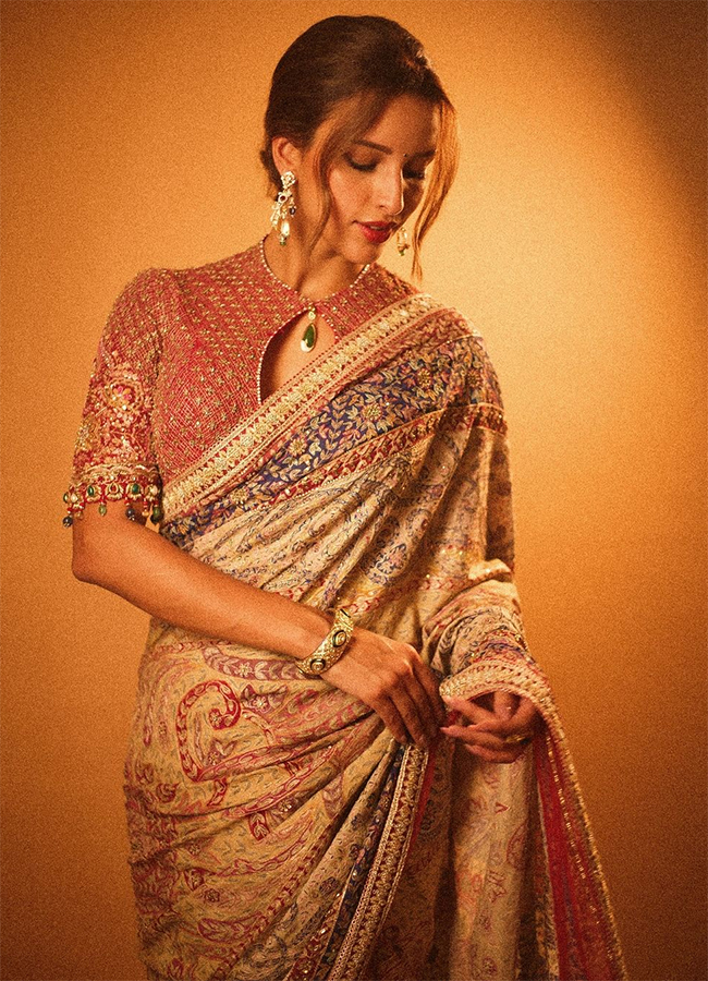 Tripti_20Dimri_20Retro_20Floral_20Saree_20_20Stunning_20Floral_20Saree_20Look__20_2815_29.jpg 16