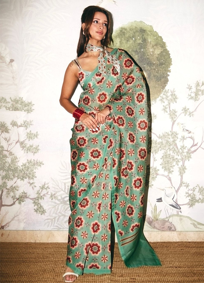 Tripti_20Dimri_20Retro_20Floral_20Saree_20_20Stunning_20Floral_20Saree_20Look__20_289_29.jpg 10