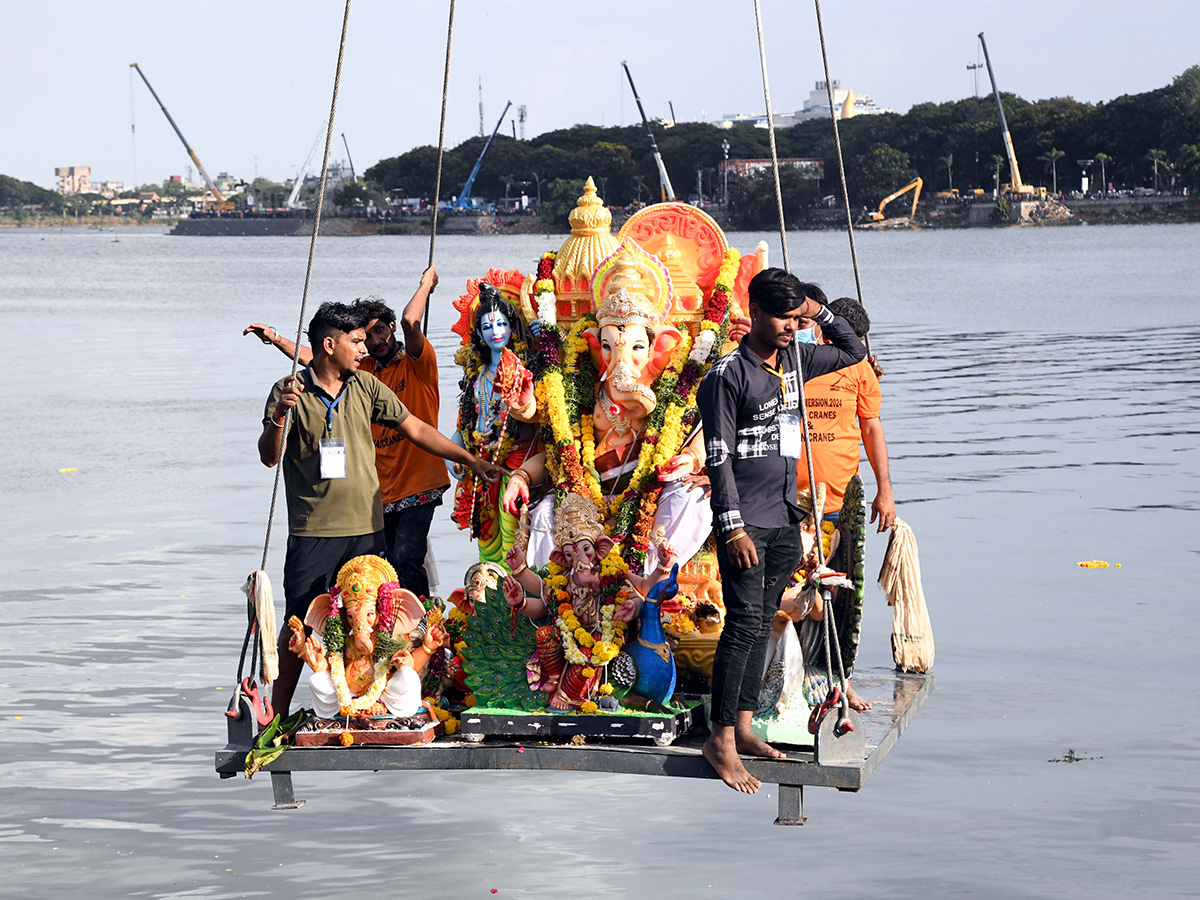 Ganesh_20Nimajjanam_20at_20Tank_20Bund_20Hyderabad_20Photos_14.jpg 13