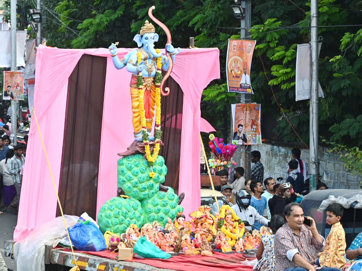 Ganesh_20Shobha_20Yatra_20Celebrations_20At_20Hyderabad_20Photos_20_2815_29.jpg 13