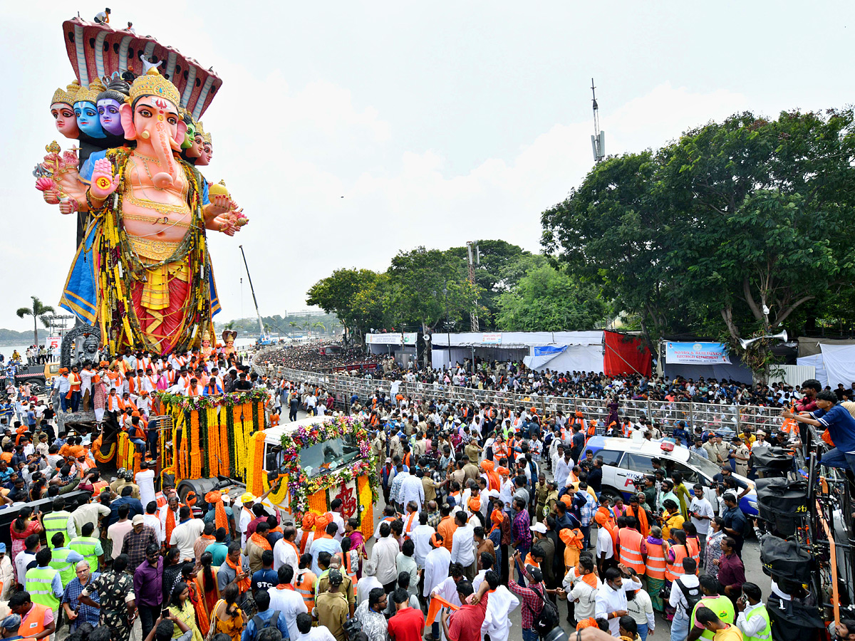 Khairatabad_20Ganesh_20Shobha_20Yatra_202024_20Photos_20_2814_29.jpg 14