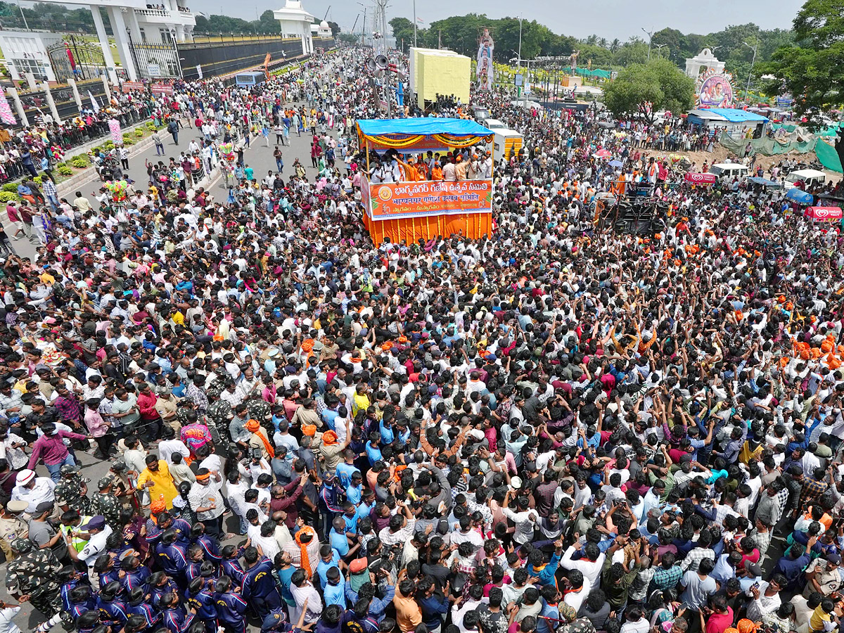 Khairatabad_20Ganesh_20Shobha_20Yatra_202024_20Photos_20_2819_29.jpg 19