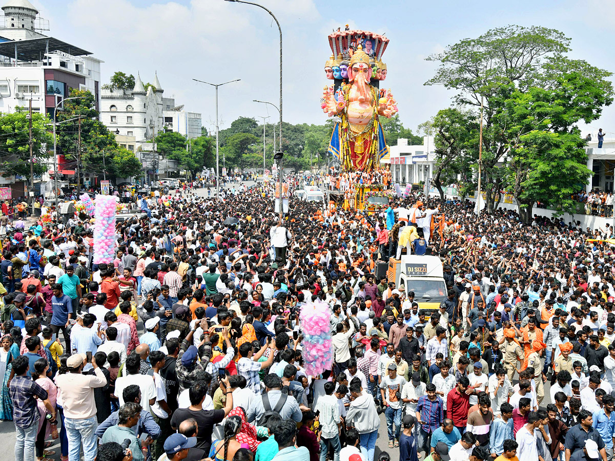 Khairatabad_20Ganesh_20Shobha_20Yatra_202024_20Photos_20_2822_29.jpg 22