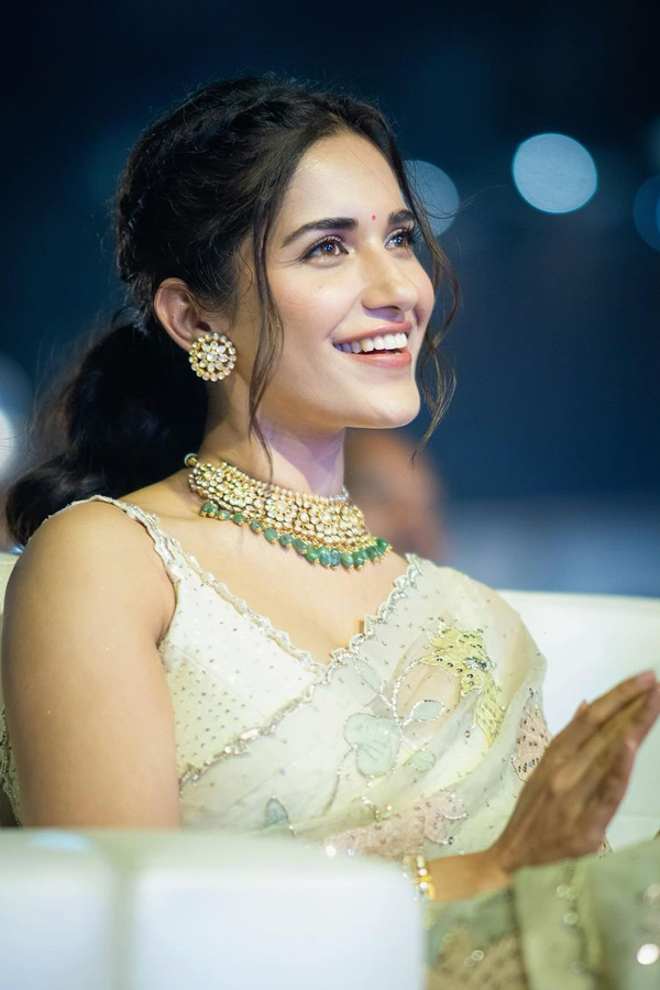 Ruhani-Sharma-10.jpg 11