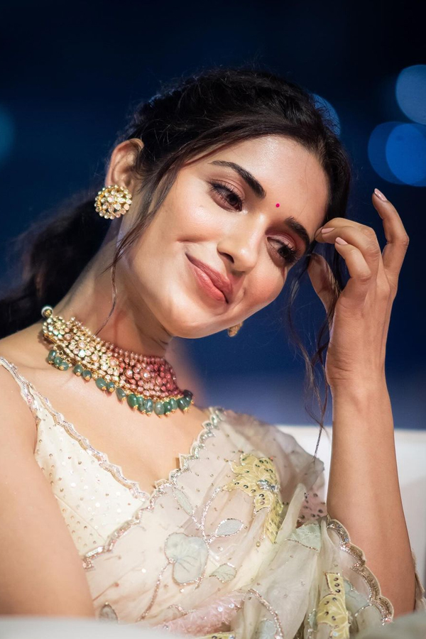 Ruhani-Sharma-11.jpg 12