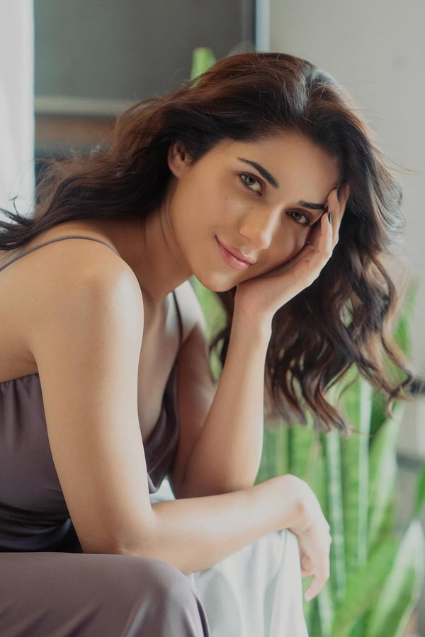 Ruhani-Sharma-15.jpg 16