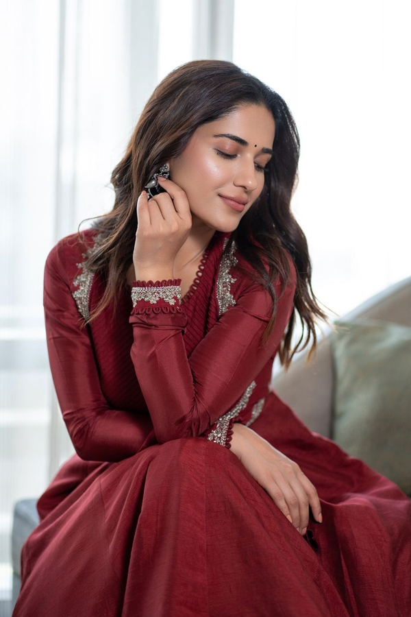 Ruhani-Sharma-2.jpg 3