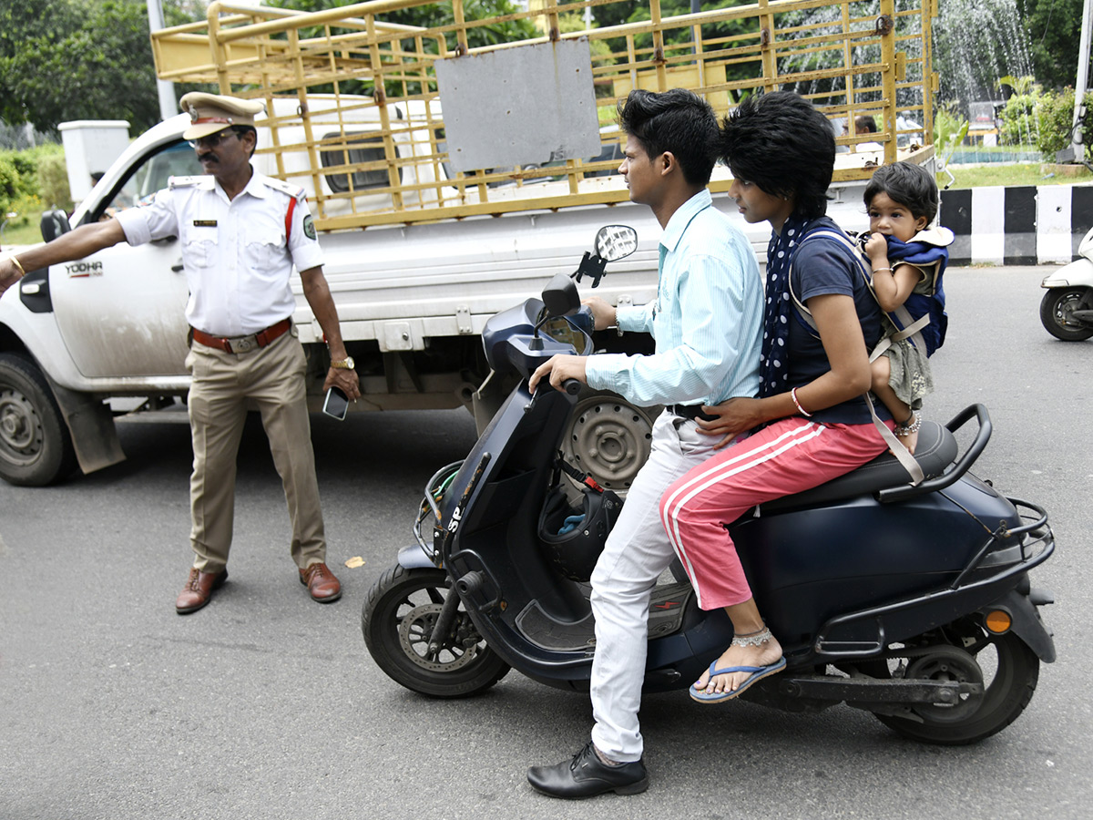 Visakhapatnam_20Strict_20Helmet_20Regulations_20Photos_10.jpg 9