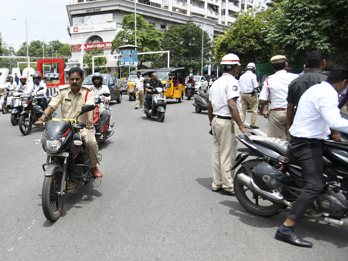 Visakhapatnam_20Strict_20Helmet_20Regulations_20Photos_11.jpg 10