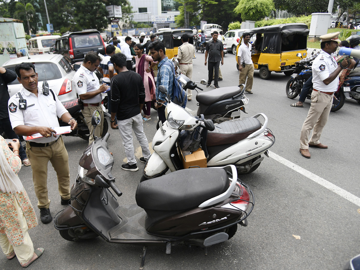 Visakhapatnam_20Strict_20Helmet_20Regulations_20Photos_6.jpg 5