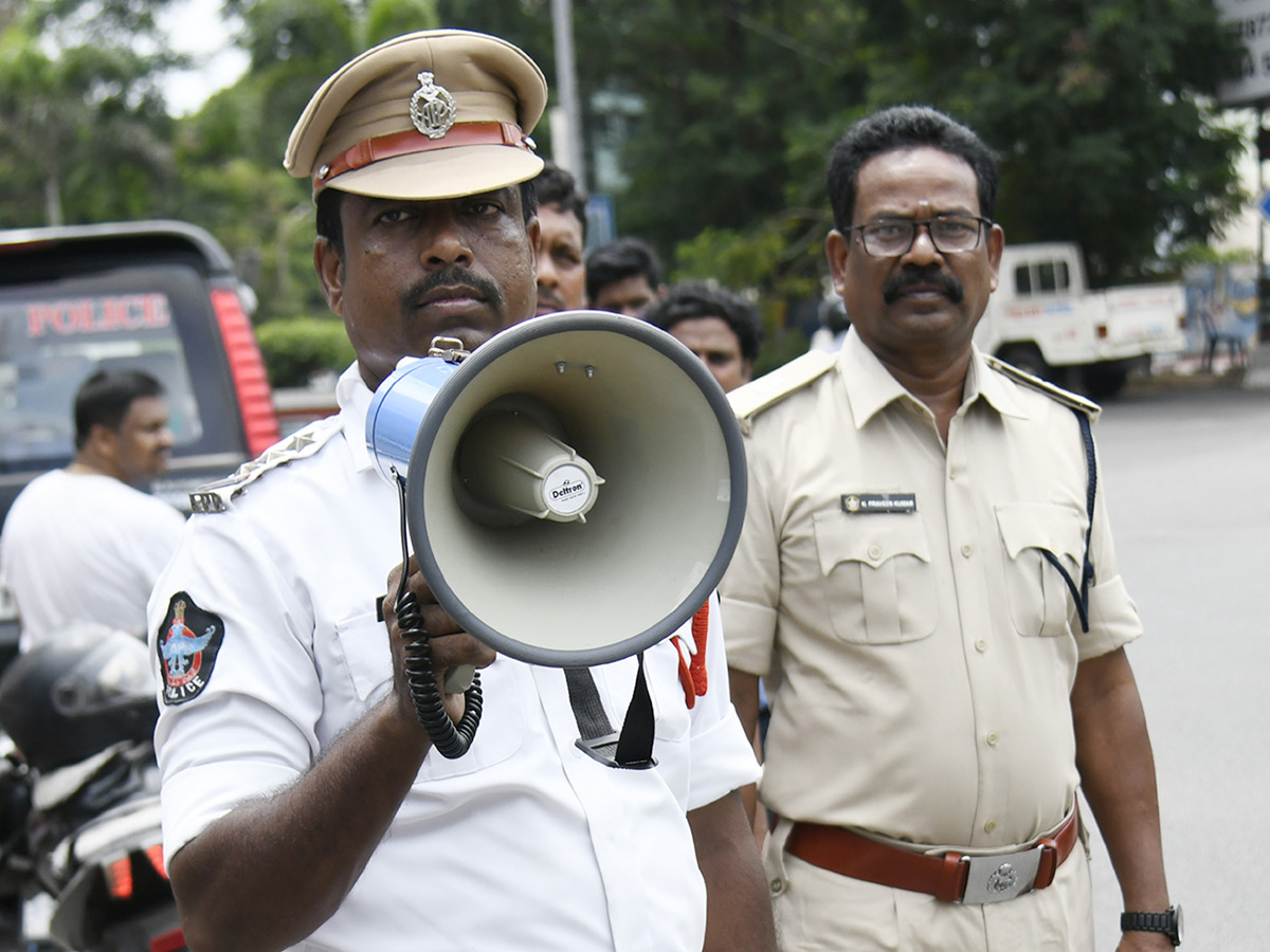 Visakhapatnam_20Strict_20Helmet_20Regulations_20Photos_7.jpg 6