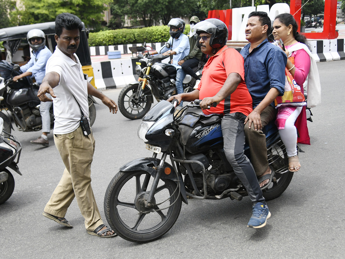 Visakhapatnam_20Strict_20Helmet_20Regulations_20Photos_8.jpg 7