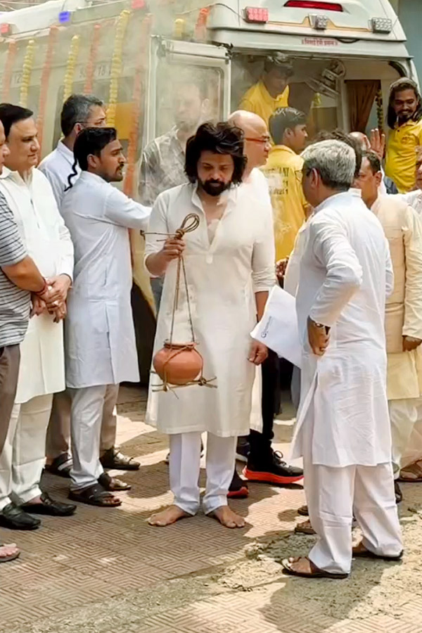 Himesh_20Reshammiya_20performs_20last_20rites_20of_20his_20late_20father_2C_20Vipin_20Reshammiya_20Photos_20_2810_29.jpg 10