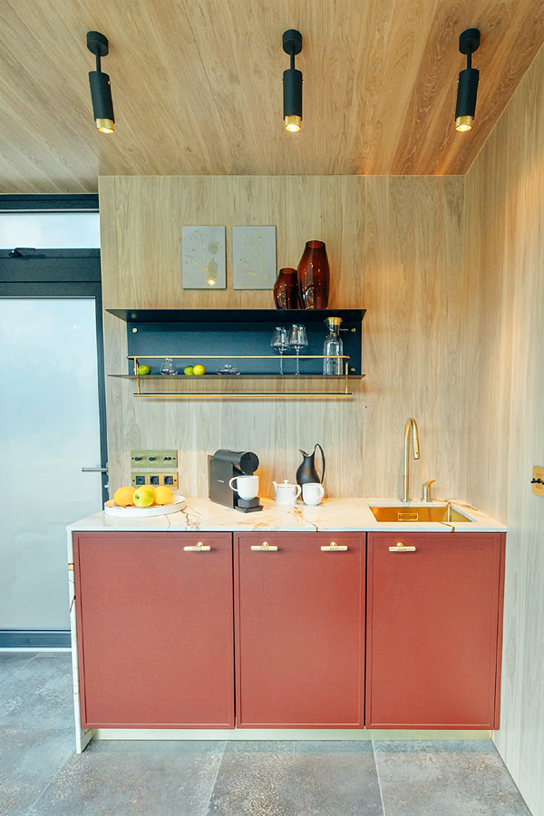 golden_20tiny_20house_20adds_20some_20bling_20to_20the_20small_20living_20Photos_20_286_29.jpg 6