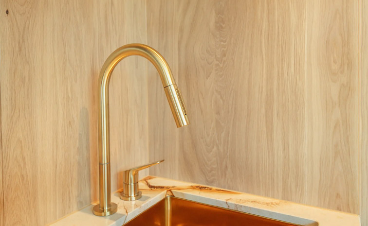 golden_20tiny_20house_20adds_20some_20bling_20to_20the_20small_20living_20Photos_20_289_29.jpg 9