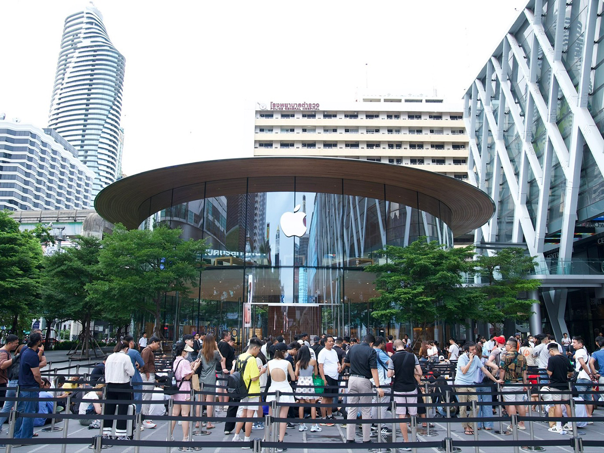 Apple_20new_20smartphone_20the_20iPhone_2016_20along_20a_20street_20in_20central_20__20_2811_29.jpg 11