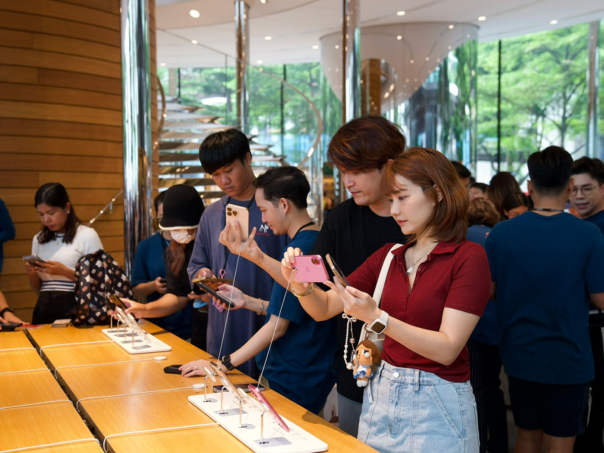 Apple_20new_20smartphone_20the_20iPhone_2016_20along_20a_20street_20in_20central_20__20_2812_29.jpg 12