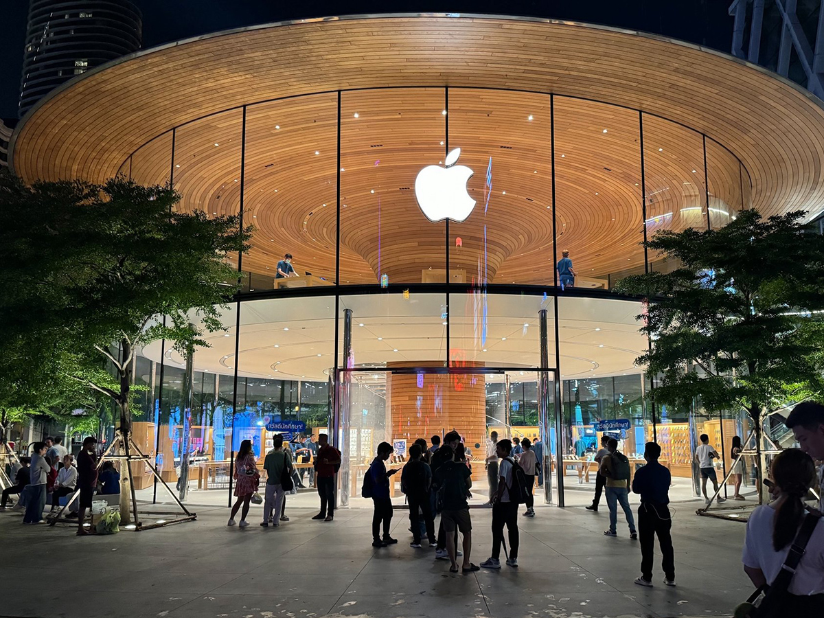 Apple_20new_20smartphone_20the_20iPhone_2016_20along_20a_20street_20in_20central_20__20_282_29.jpg 2