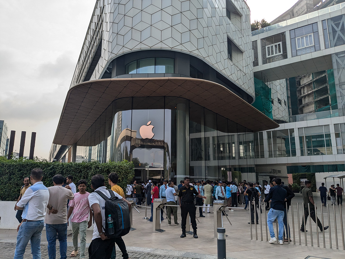Apple_20new_20smartphone_20the_20iPhone_2016_20along_20a_20street_20in_20central_20__20_283_29.jpg 3