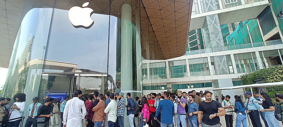 Apple_20new_20smartphone_20the_20iPhone_2016_20along_20a_20street_20in_20central_20__20_285_29.jpg 5
