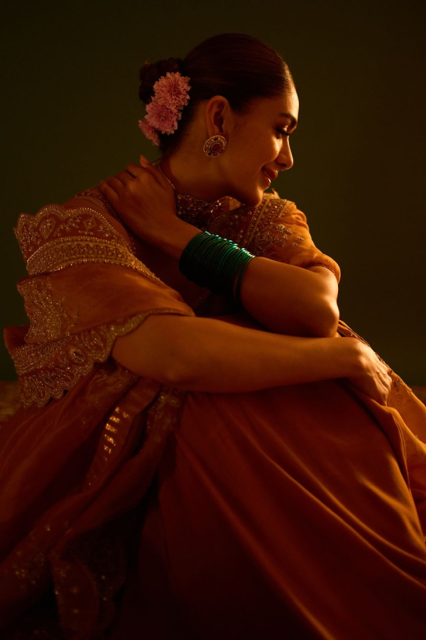 Mrunal-Thakur-4.jpg 5