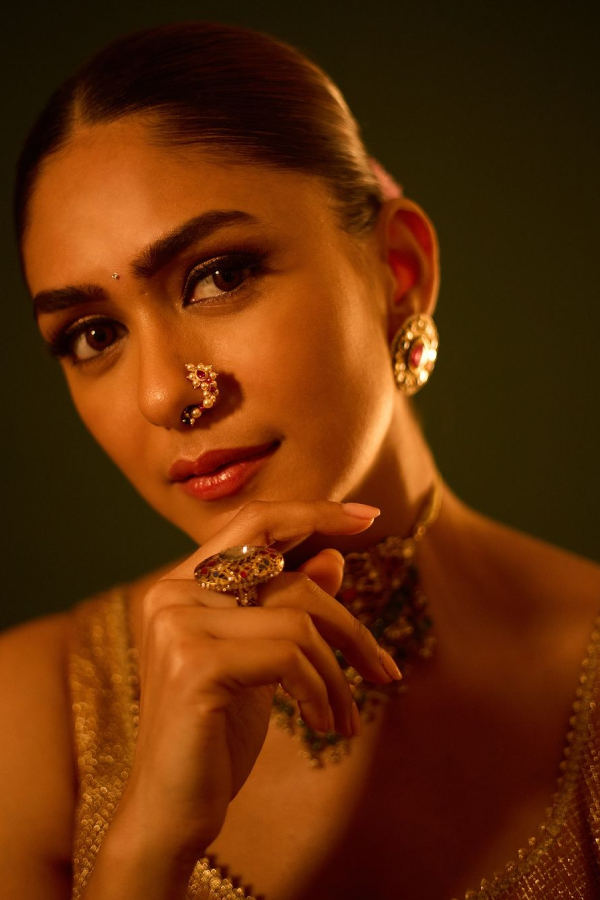 Mrunal-Thakur-9.jpg 10