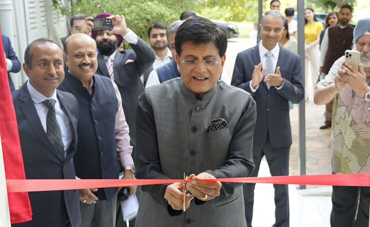 piyush-goyal-in-singapoor.jpg