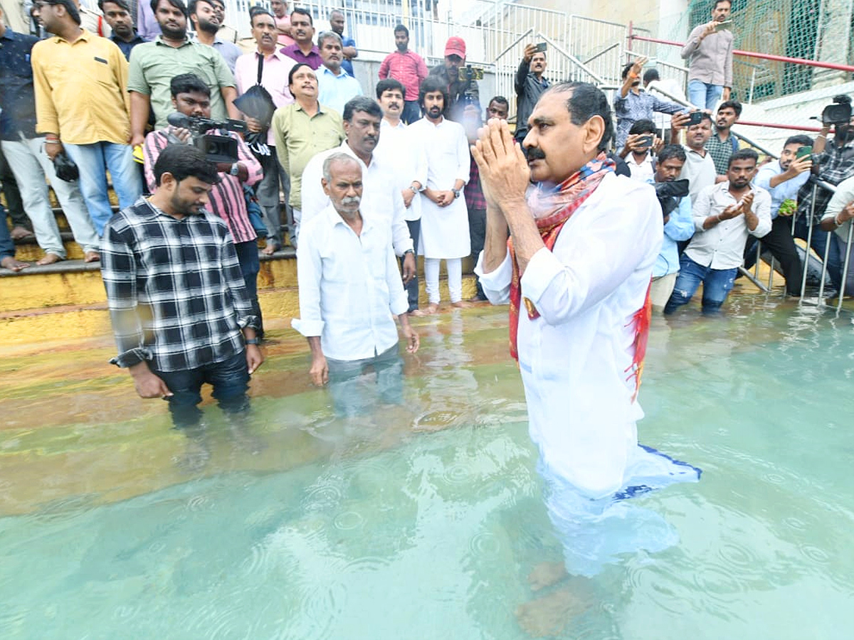 Bhumana_20Karunakar_20Reddy_20Took_20Oath_20In_20Tirumala_20for_20Laddu_20Controversy_20Photos_20_2811_29_1.jpg 9
