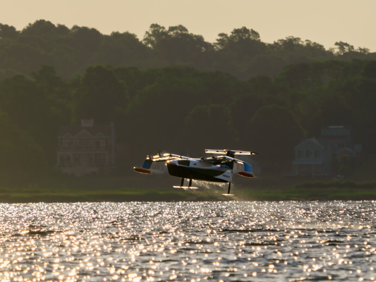 It_20Lands_20on_20Water_20Not_20A_20boat_20Its_20Just_20Flight_20Photos_20_285_29.jpg 5