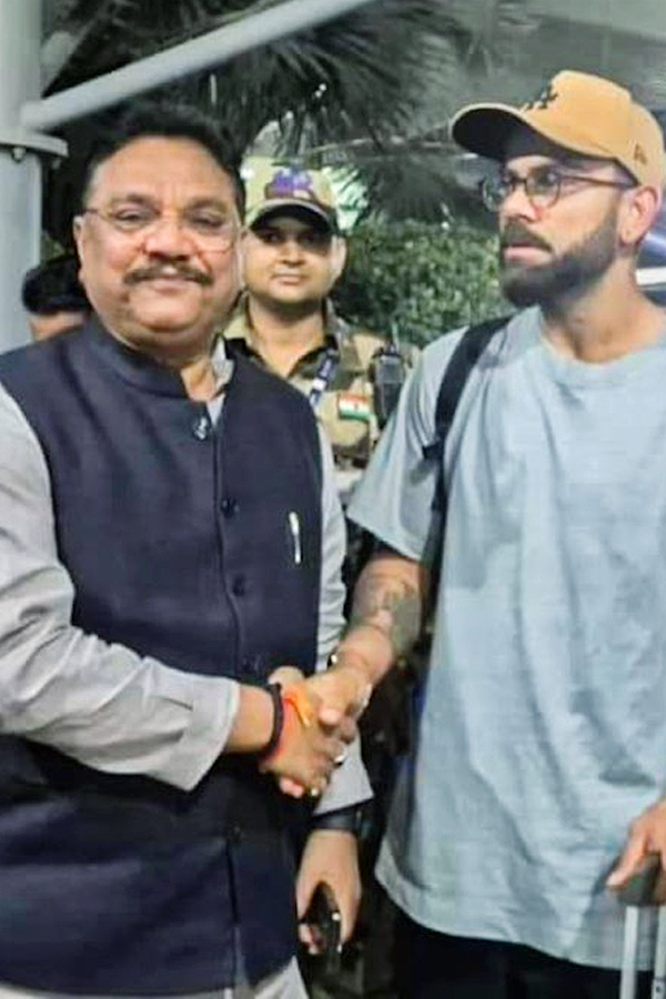 Virat_20Kohli_20and_20Gautam_20Gambhir_20clicked_20with_20BJP_20leader_20Mithilesh_20Kumar_20Katheria_20at_20Delhi_20airport_20Photos_20_281_29.jpg 2